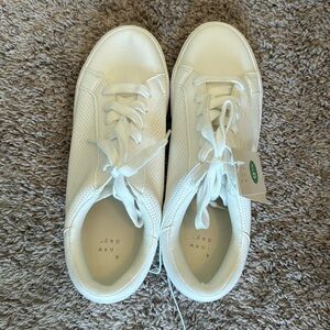 NWT white tennis shoe by a new day in size 9 1/2